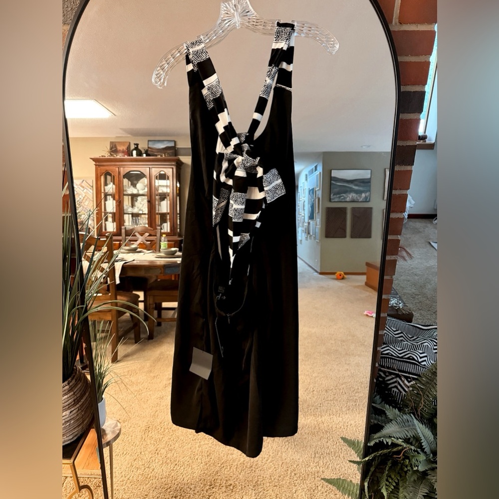 Black dress with tie back from Lulu’s! Size XL new with tags.